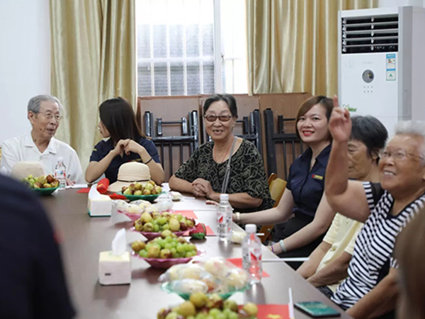 中庭裝飾集團(tuán)丨“情暖中秋，將愛(ài)傳承”——走進(jìn)金浦社區(qū)慰問(wèn)高齡老人